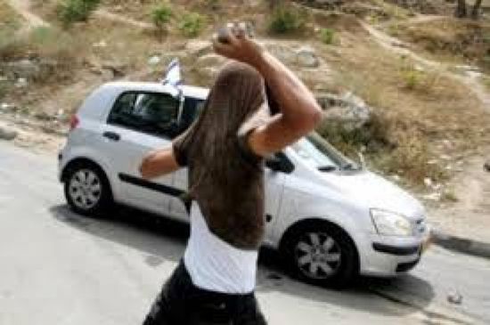 إصابة 3 فلسطينيين في انقلاب سيارتهم بعد رشق مستوطنين لها بالحجارة