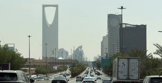 السعودية: اعتراض وتدمير صاروخ ومسيّرة فوق الرياض