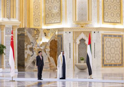 الشيخ محمد بن زايد ورئيس وزراء سنغافورة يبحثان تعزيز الشراكة الشامل