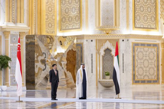 الشيخ محمد بن زايد ورئيس وزراء سنغافورة يبحثان تعزيز الشراكة الشامل