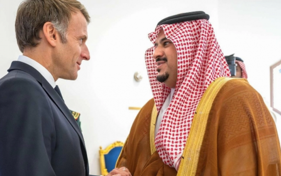 الرئيس الفرنسي يصل إلى الرياض