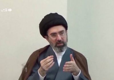 رئيس البرلمان يجتمع مع الزعيم الأعلى الإيراني