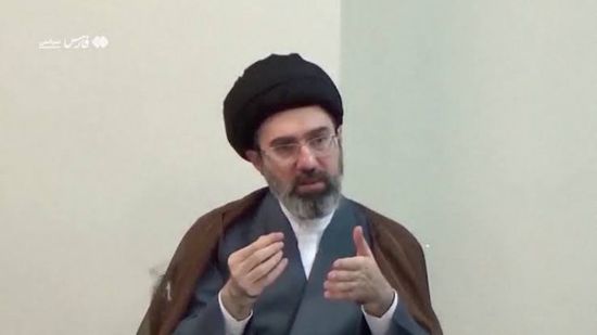 رئيس البرلمان يجتمع مع الزعيم الأعلى الإيراني