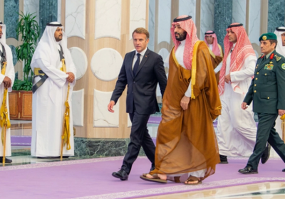 ولي العهد السعودي والرئيس الفرنسي يستعرضان تطورات الأوضاع الإقليمية والدولية