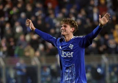 نيكو باز يتألق في فوز كومو الساحق 4-1 على مانشستر يونايتد