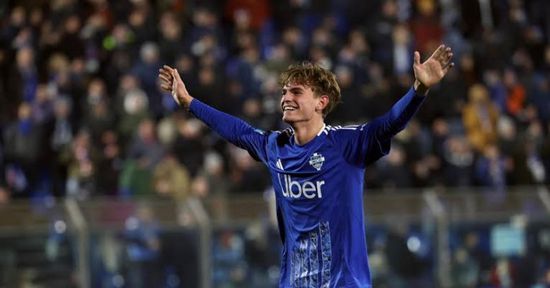 نيكو باز يتألق في فوز كومو الساحق 4-1 على مانشستر يونايتد