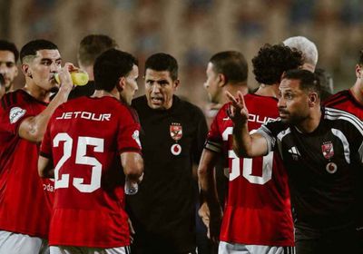 نجم الأهلي السابق يهاجم لاعبي الفريق