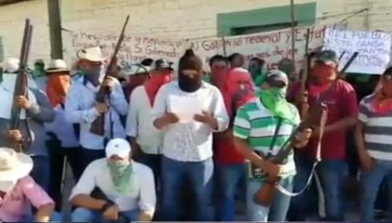 "سلمني زوجي أسلمك أمك".. مكسيكية تواجه زعيم عصابة لإنقاذ زوجها