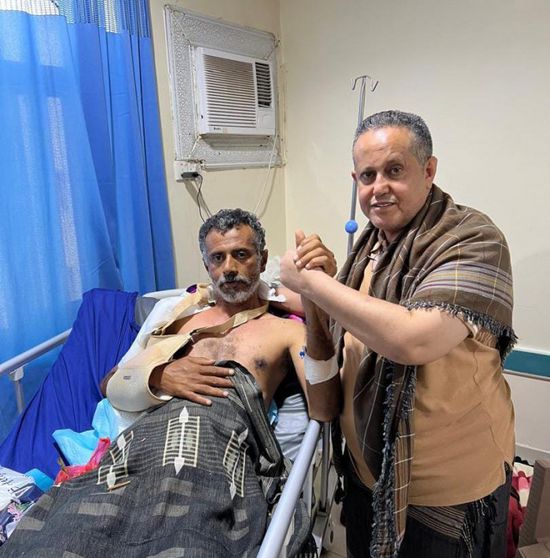 الحالمي يطمئن على الكعلولي عقب إصابته بمعارك ضد مليشيا الحوثي