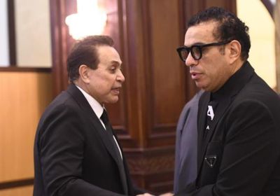 نجوم الغناء يساندون حكيم في عزاء شقيقه بمسجد المشير طنطاوي