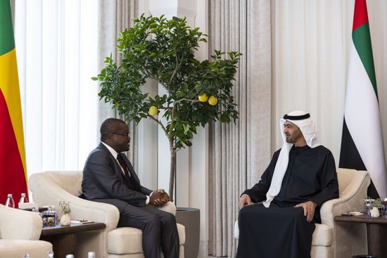 محمد بن زايد ورئيس بنين يبحثان تعزيز العلاقات بين البلدين