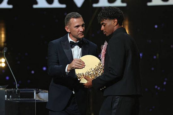 لامين يامال يحصد جائزة كوبا لأفضل لاعب شاب