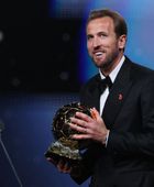 كين يحصد جائزة الكرة الذهبية لعام 2026