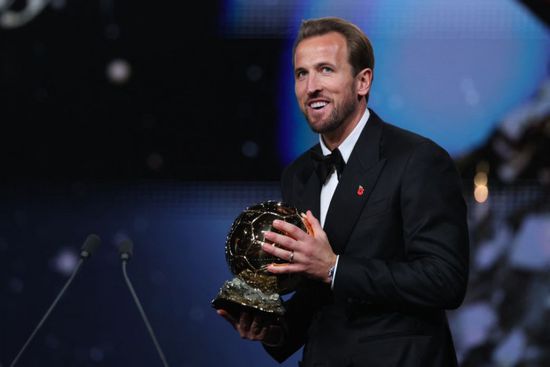 كين يحصد جائزة الكرة الذهبية لعام 2026
