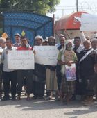 وقفة احتجاجية للتربويين في لحج رفضا لتوقيف 7 منهم