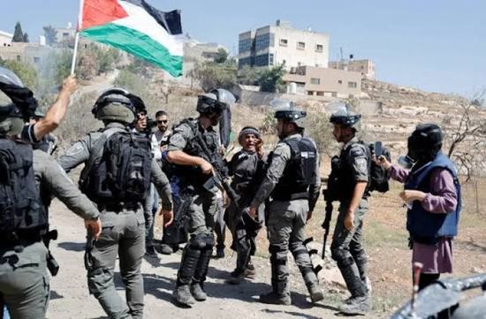 فلسطينيون يحتجون على عملية عسكرية إسرائيلية في الضفة الغربية
