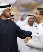 رئيس الإمارات يستقبل طاقم طائرة "فلاي دبي"