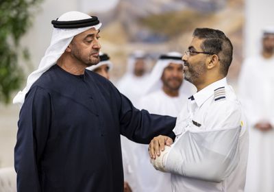 رئيس الإمارات يستقبل طاقم طائرة "فلاي دبي"
