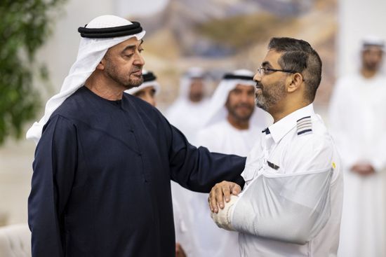 رئيس الإمارات يستقبل طاقم طائرة "فلاي دبي"