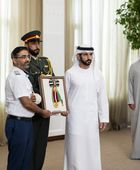 رئيس الإمارات يمنح طاقم طائرة "فلاي دبي" وسام زايد الثاني